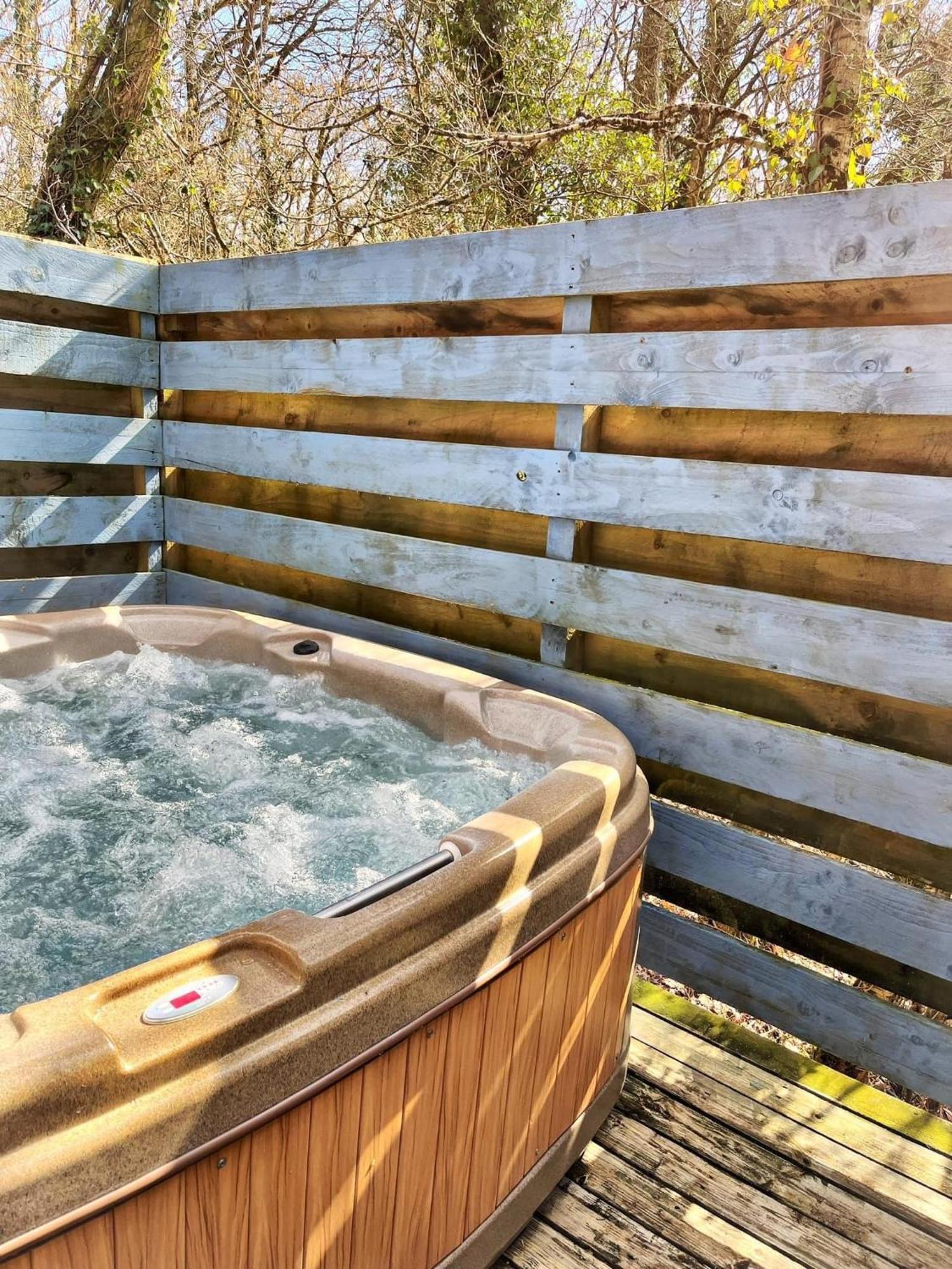 Wren 8-Hot Tub-Woodland Lodges-St Clears-Carmarthen-Tenby Exterior foto